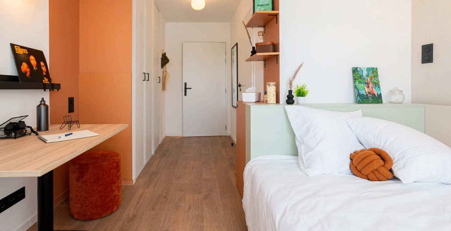 Studio meublé avec lit et coin bureau de la résidence ECLA à Lomme